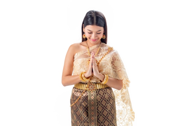 La bella donna paga il rispetto in costume tradizionale nazionale della Tailandia. Isotate
