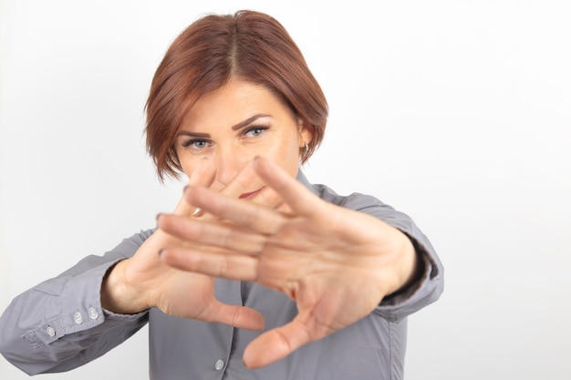 La bella donna protesta con l'aiuto delle sue mani la sua protesta e le sue emozioni di diniego