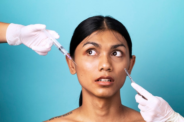 La bella donna riceve l'iniezione di botox in faccia