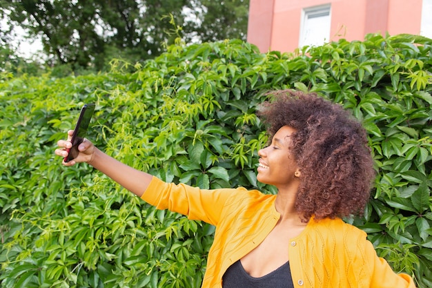 La bella donna scatta un selfie