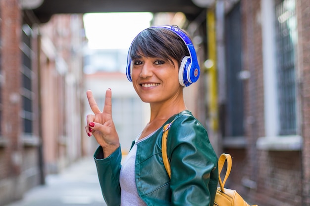 La bella donna sta ascoltando musica con le cuffie