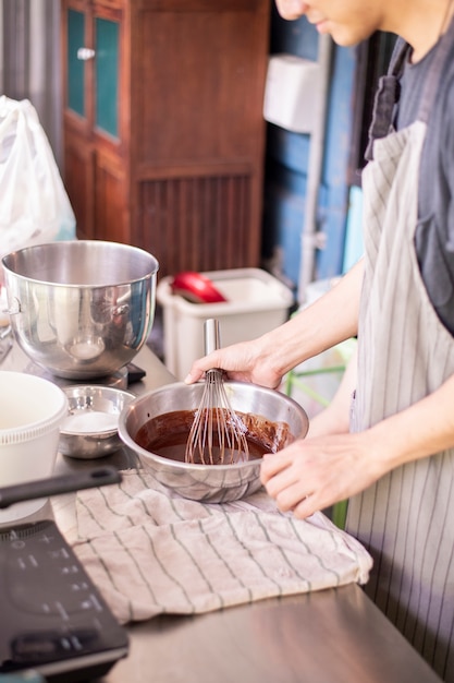 La bella donna sta facendo il forno