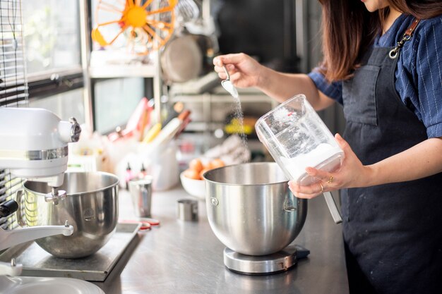 La bella donna sta facendo il forno