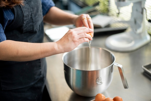 La bella donna sta facendo il forno