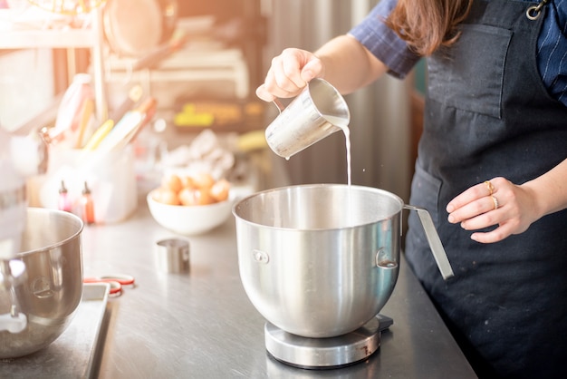 La bella donna sta facendo il forno