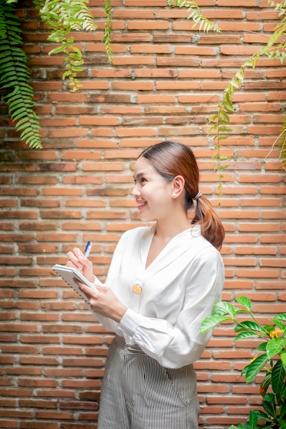 La bella donna sta lavorando nel cortile