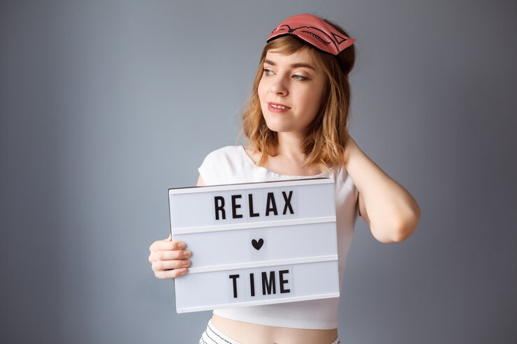La bella donna sta tenendo il pannello con il testo. Tempo di relax.