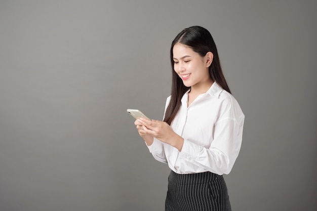 La bella donna sta usando il telefono cellulare