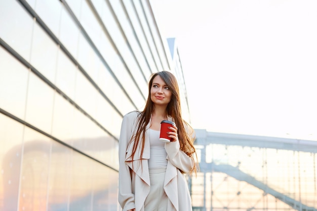 La bella donna tiene il caffè per andare