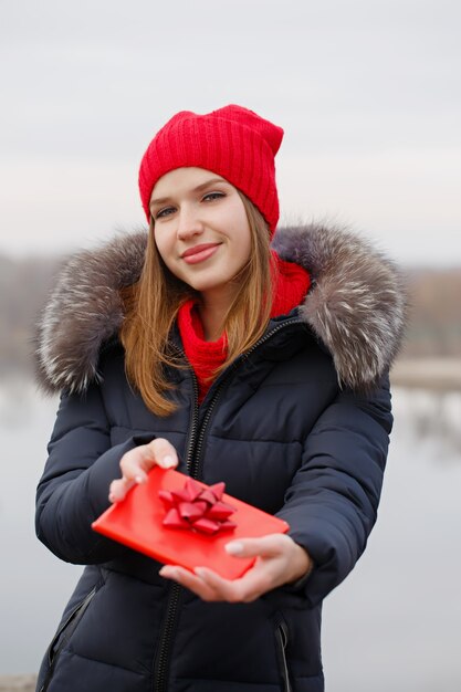 La bella donna tiene una scatola con un regalo nelle sue mani