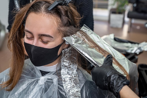 la bella e giovane cliente alla moda è venuta nel salone dei super giovani per la colorazione dei capelli. Concetto di colorazione dei capelli