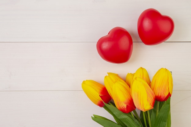 La bella forma del fiore e del cuore del tulipano su fondo di legno