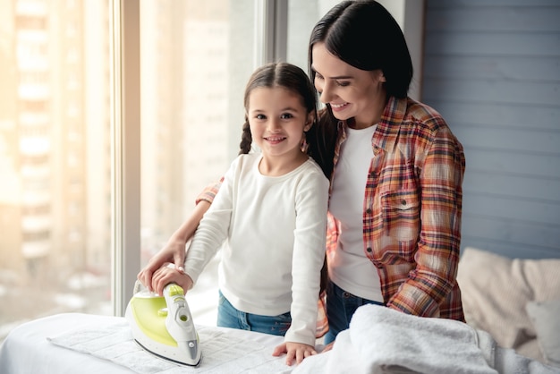 La bella giovane donna e la sua piccola figlia stanno sorridendo