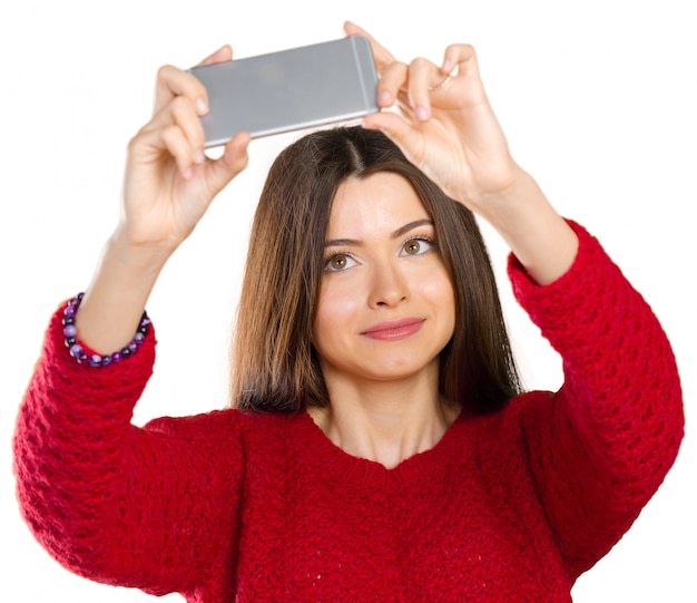 La bella giovane donna sta facendo la foto del selfie con lo smartphone