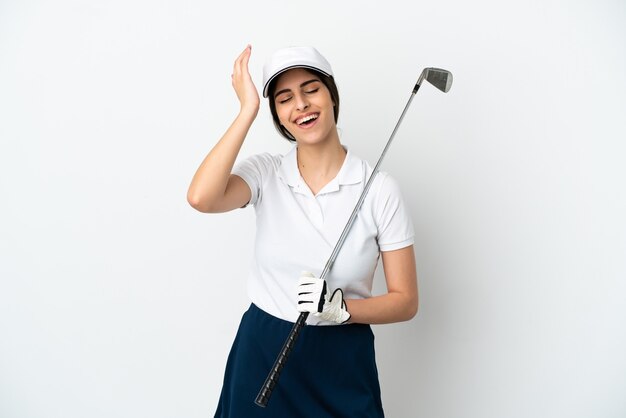 La bella giovane giocatore di golf donna isolata su sfondo bianco ha realizzato qualcosa e intendendo la soluzione