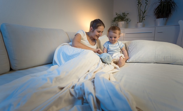 La bella giovane madre si sta prendendo cura del suo bambino