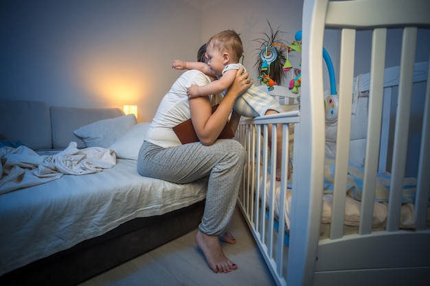 La bella giovane madre si sta prendendo cura del suo bambino