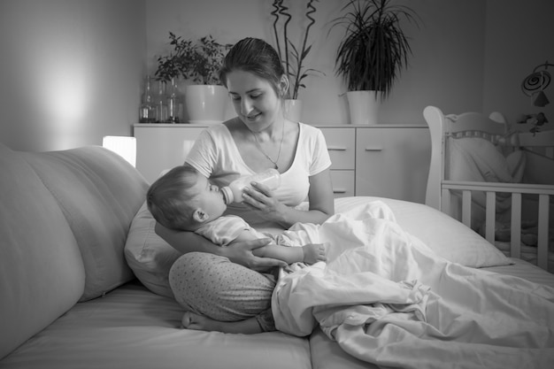 La bella giovane madre si sta prendendo cura del suo bambino