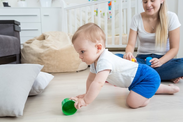 La bella giovane madre si sta prendendo cura del suo bambino