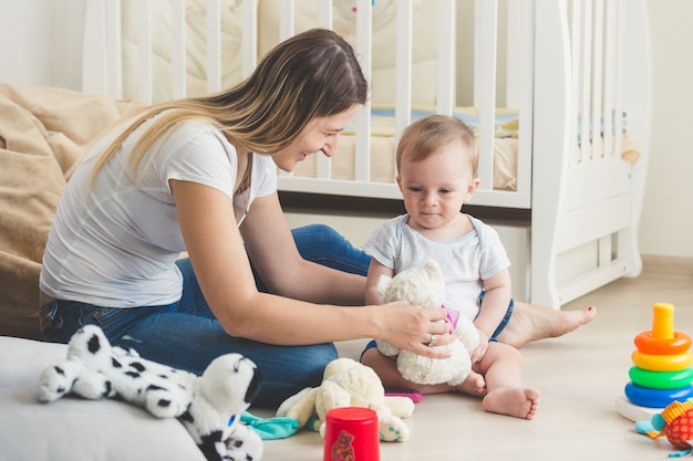 La bella giovane madre si sta prendendo cura del suo bambino