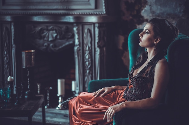 La bella giovane sposa si siede su una sedia Palazzo di lusso