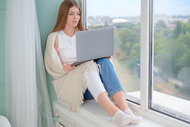 la bella giovane studentessa sta studiando al laptop freelancer