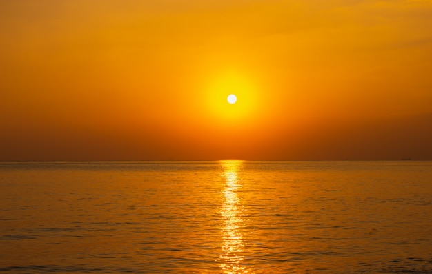 La bella luce del tramonto sul mare