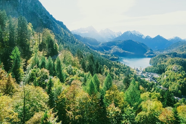 La bella natura delle Alpi europee abbellisce la vista del lago e del villaggio delle montagne alpine nei viaggi e nella destinazione della stagione primaverile