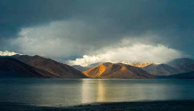 La bella opera d'arte del lago Pangong e le belle immagini illustrano