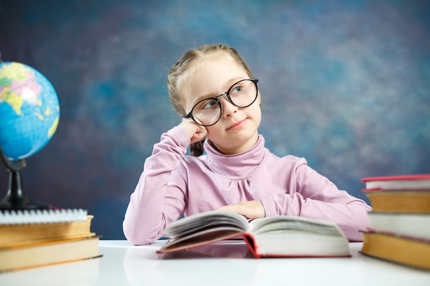 La bella piccola scolara ha letto meditatamente il libro