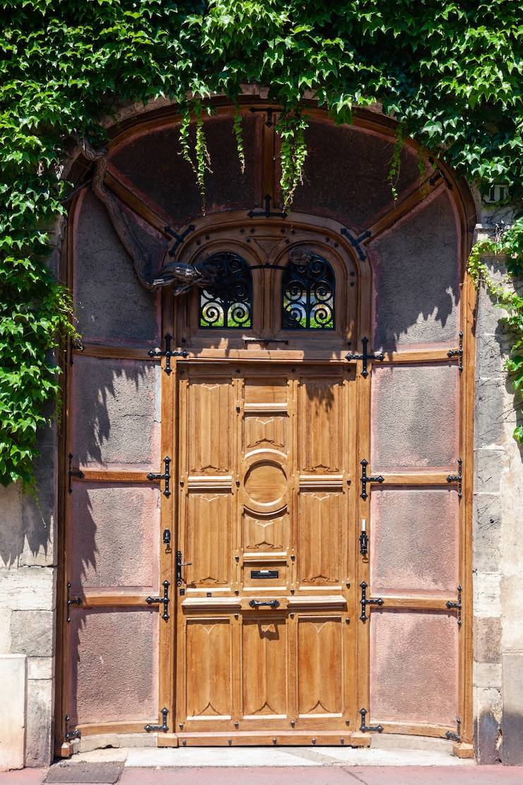 Foto la bella porta in vecchia casa con mattoni a vista, edera verde ha coperto la parete di costruzione