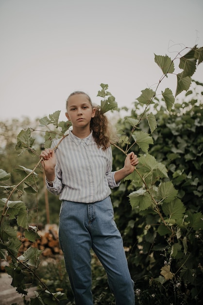 La bella ragazza all'aperto gode della natura