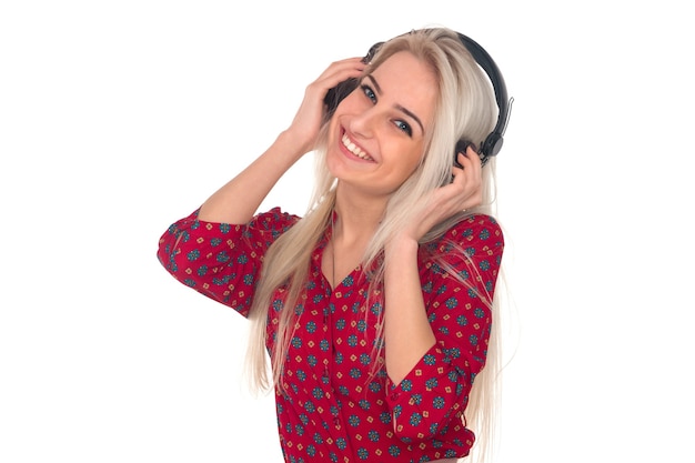 La bella ragazza ascolta la musica sulle cuffie