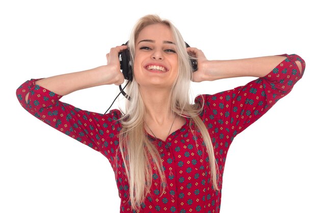 La bella ragazza ascolta la musica sulle cuffie