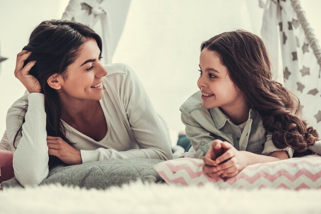 La bella ragazza della scuola e sua madre stanno parlando.