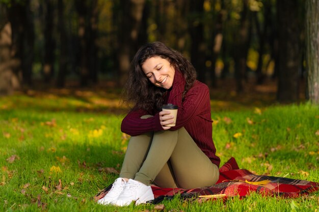 La bella ragazza gode dell'autunno