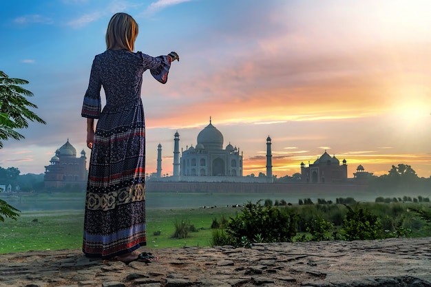 La bella ragazza indica Taj Mahal