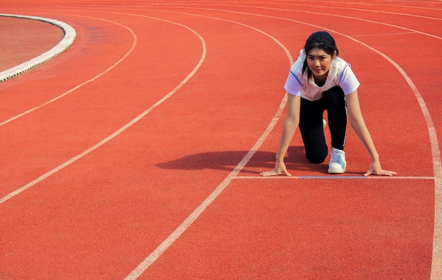 La bella ragazza sta iniziando a correre.