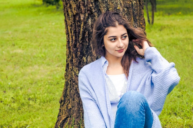 La bella ragazza sta riposando sulla natura