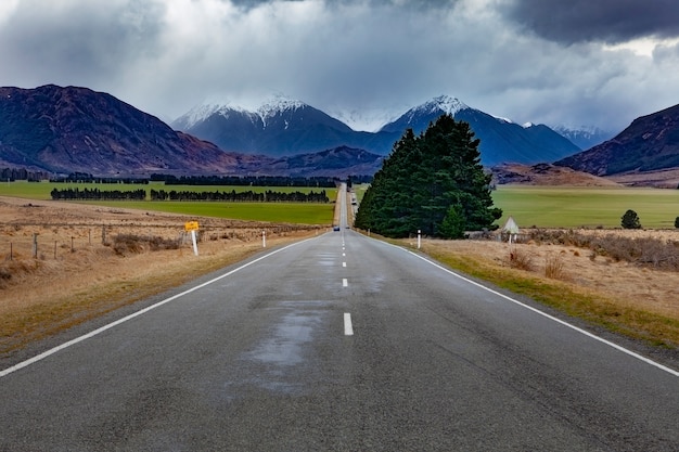 la bella scenografia della strada principale diritta in arthurs passa il parco nazionale Nuova Zelanda