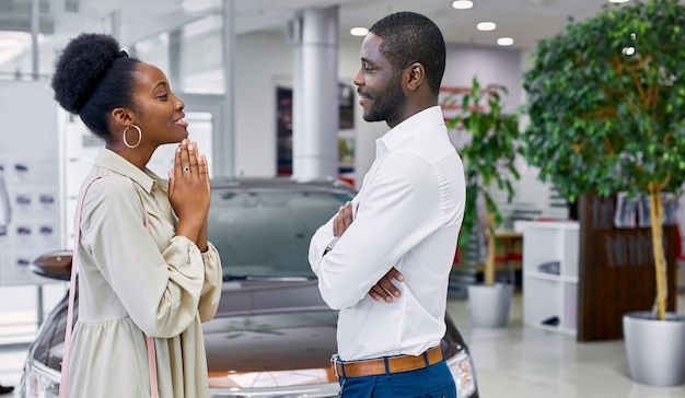 La bella signora africana implora il marito di comprare un'auto