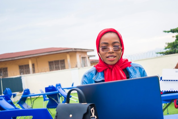 La bella signora africana si concentra seriamente su ciò che ha visto sul suo laptop