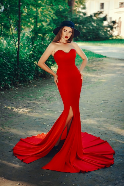 La bella signora sta proponendo in un vestito rosso sexy