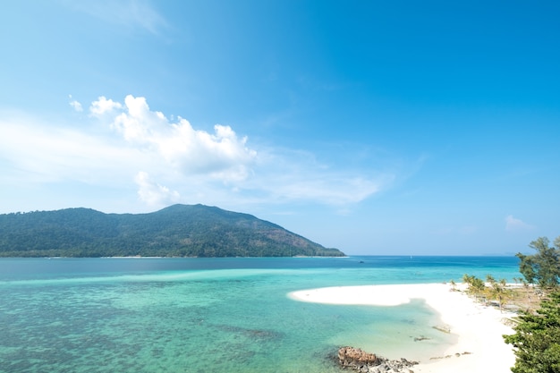 La bella spiaggia di sabbia bianca con l&#39;onda molle dell&#39;oceano nel concetto dell&#39;estate viaggiano il viaggio