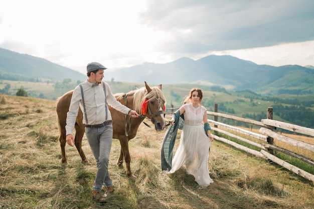 La bella sposa e lo sposo si sono appena sposati nel paesaggio montano