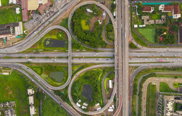 La bella tangenziale e la superstrada modellano la foglia della BO nella vista aerea della Tailandia