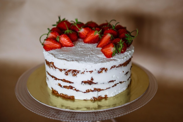 La bella torta con fragole e panna in tavola Delizie fatte in casa L'idea e il concetto di dolci salutari per chi fa sport e per dimagrire