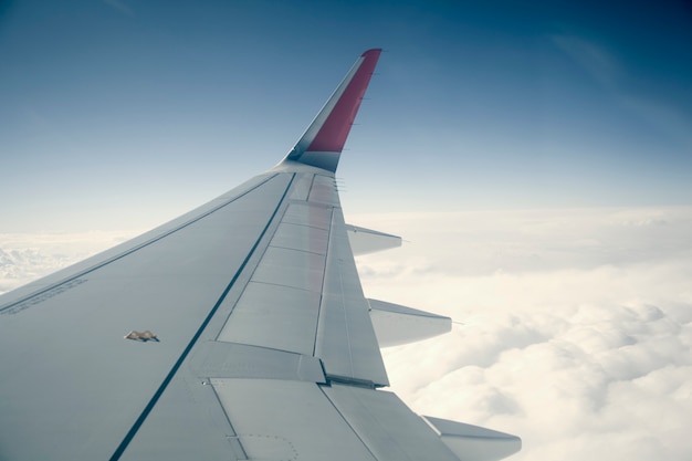 La bella vista della nuvola del cielo guarda attraverso l'aereo della finestra di vetro