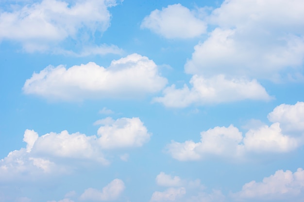 La bellezza del cielo con nuvole e il sole in estate.