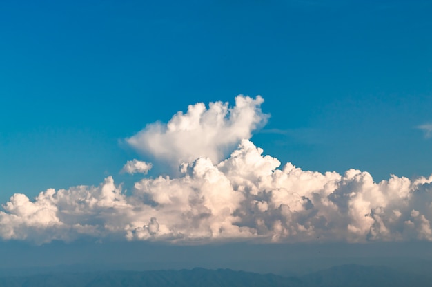 La bellezza del cielo Quando la luce colpisce le nuvole e la montagna.